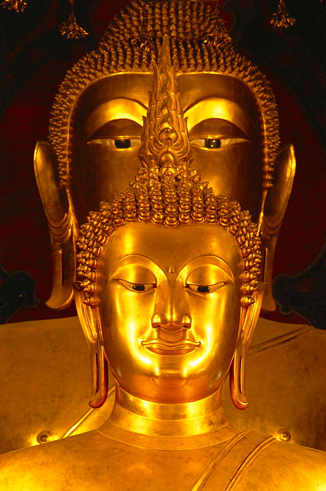 Twin Buddha images, the front is Phra Buddhachinnasi over 600 years old, in Wat Boworniwet in Bangkok, Thailand, Asia *** Local Caption ***