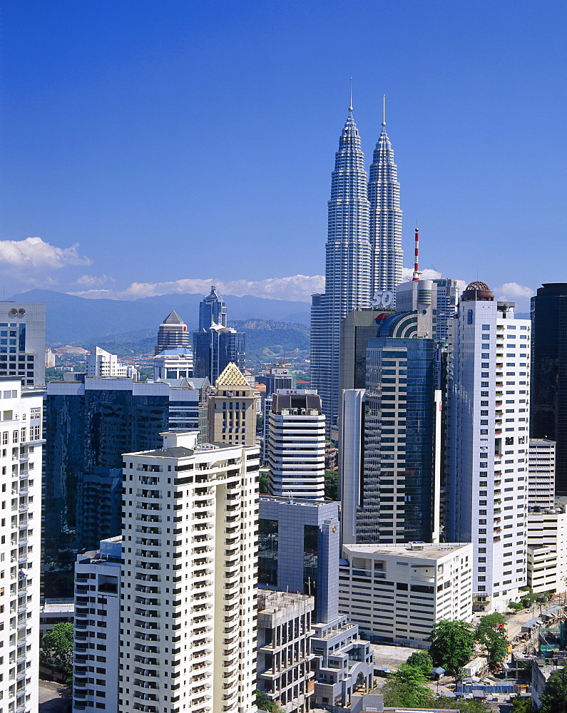 City skyline including the Petronas Towers, the world's tallest building, Kuala Lumpar, Malaysia, Asia *** Local Caption ***