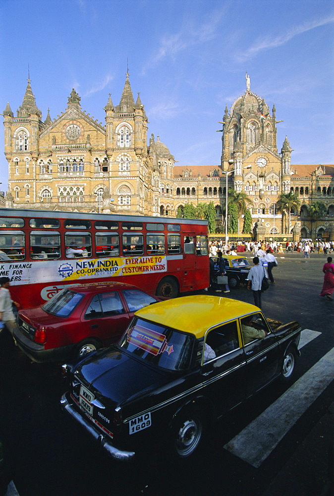 Traffic in front of the station, Victoria Railway Terminus, Mumbai (Bombay), Maharashtra State, India