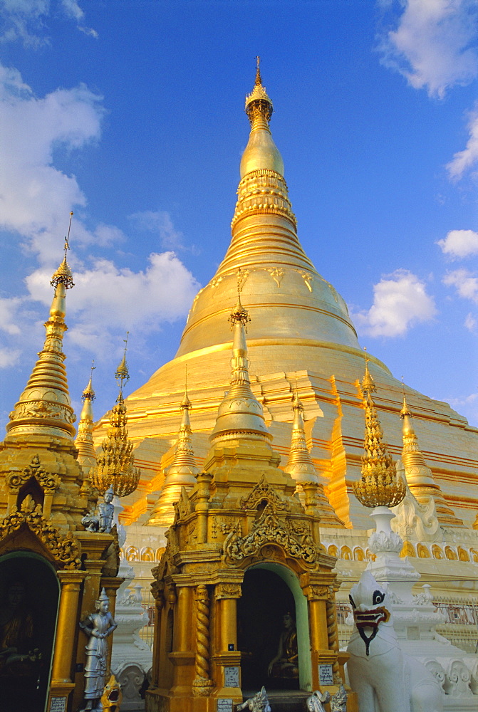 The great golden stupa, Shwedagon Paya (Shwe Dagon Pagoda), Yangon (Rangoon), Myanmar (Burma)