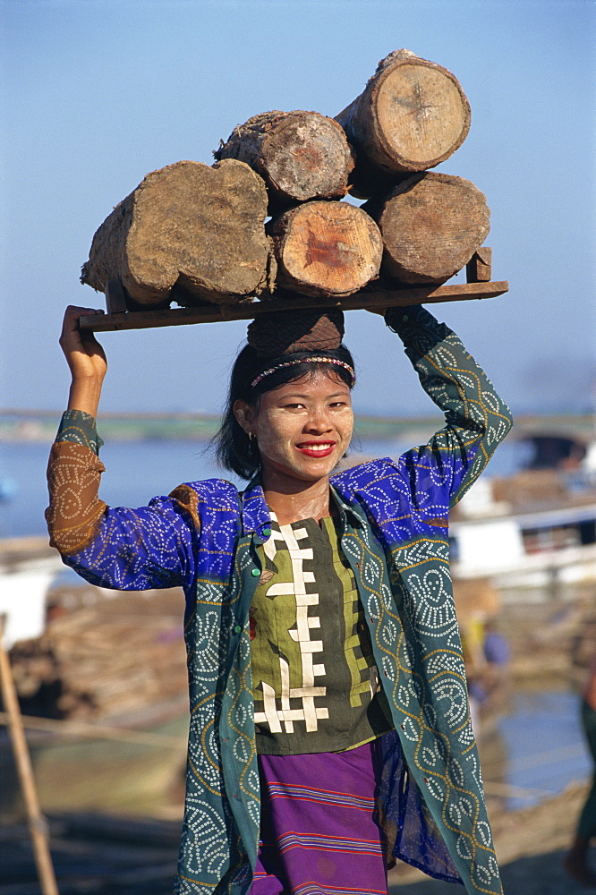 Woman working by the Ayeyarwady River, Mandalay, Myanmar (Burma), Asia