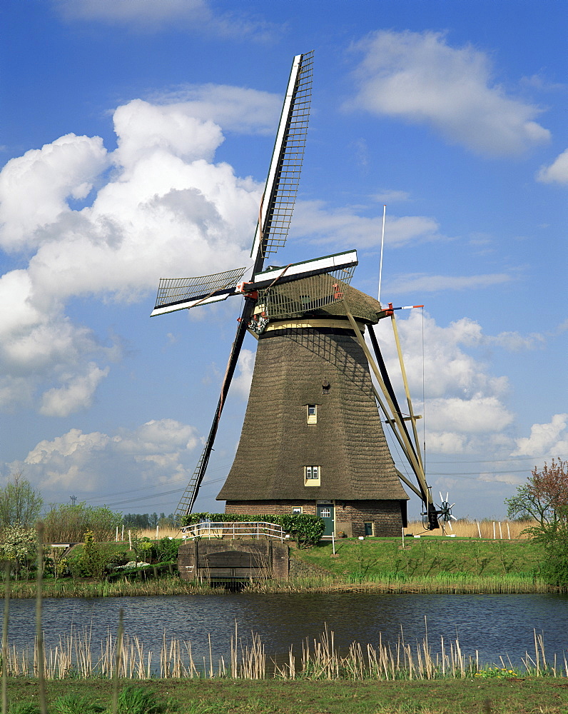 Canal and windmill at Kinderdijk, UNESCO World Heritage Site, Holland, Europe