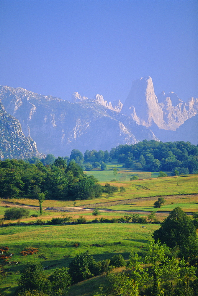 Naranjo de Bulnes (peak), Picos de Europa mountains, Asturias, Spain, Europe