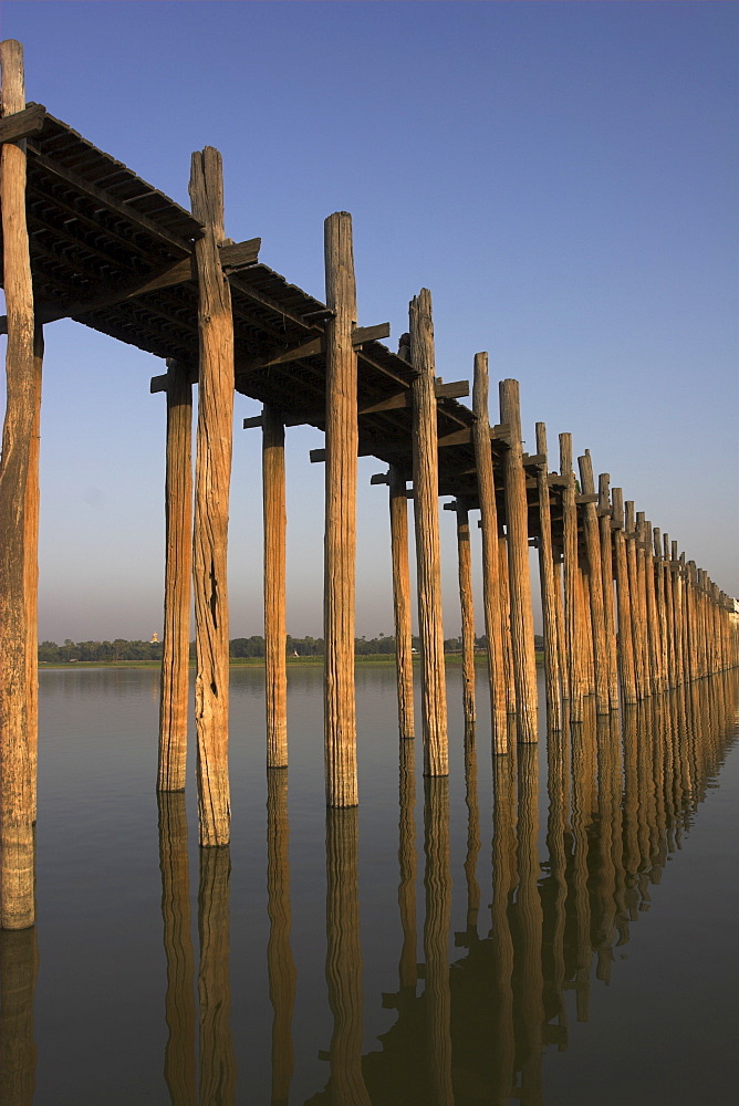 Taungthaman Lake, U Bein's Bridge, the longest teak span bridge in the world, originally supported by 984 teak posts, Amarapura, Mandalay, Myanmar (Burma), Asia