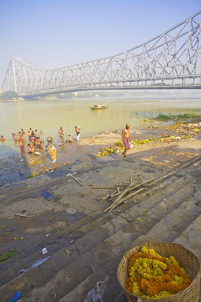 People bathing in Hooghly River, Ghat near Hooghly bridge, Kolkata (Calcutta), West Bengal, India, Asia