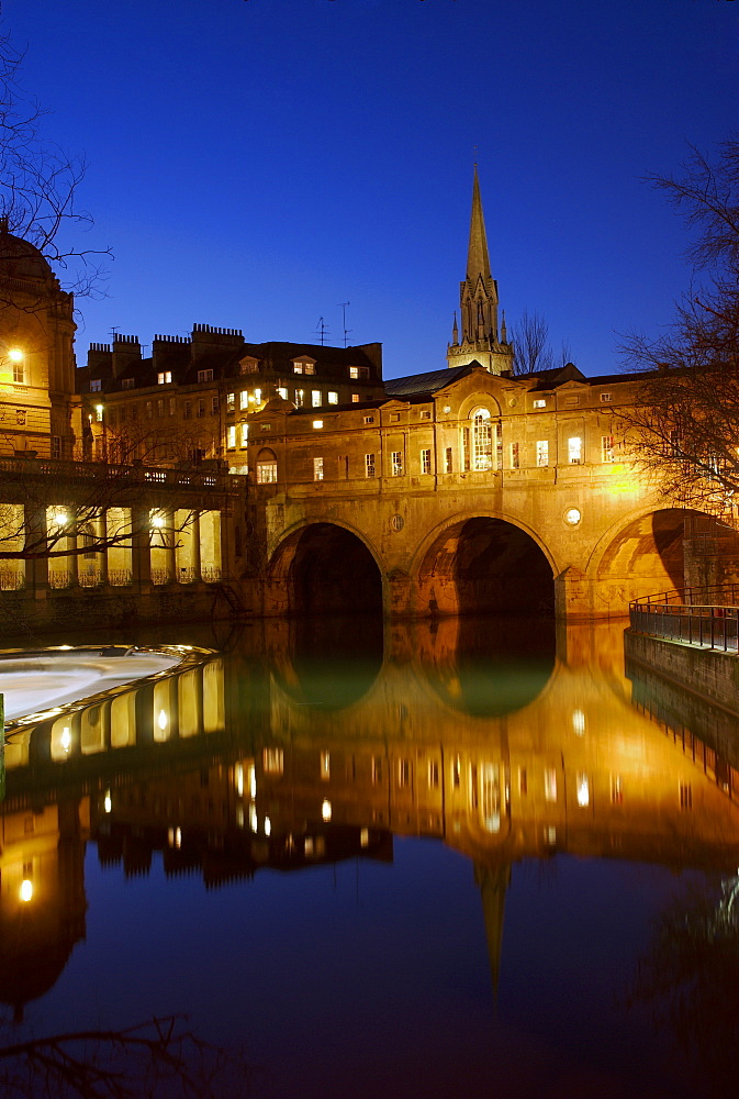 Pulteney bridge and river Avon at night, Bath, UNESCO World Heritage Site, Avon (Somerset), England, United Kingdom, Europe