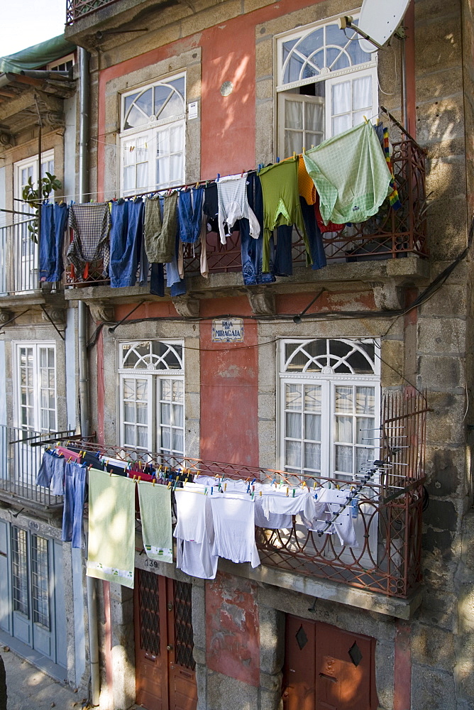 Tenement housing, Rua de Miragaia, Douro riverfront, Oporto, Portugal, Europe