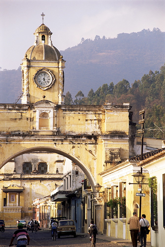 Arch of Santa Catalina, dating from 1609, Antigua, UNESCO World Heritage Site, Guatemala, Central America