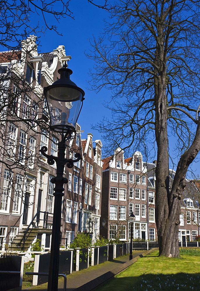 Begijnhof, a beautiful square of 17th and 18th century houses, Amsterdam, Netherlands, Europe