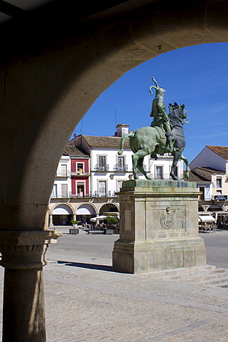 Statue of Francisco Pizarro, Plaza Mayor, Trujillo, Extremadura, Spain, Europe