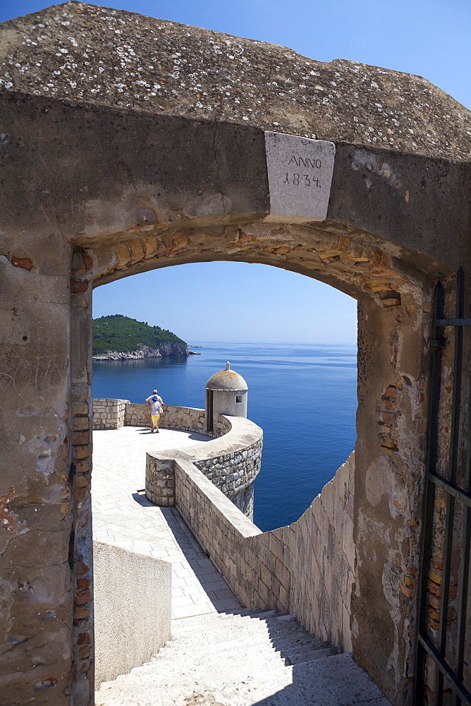 City walls and view over the sea, Old City, UNESCO World Heritage Site, Dubrovnik, Dalmatian Coast, Croatia, Europe 