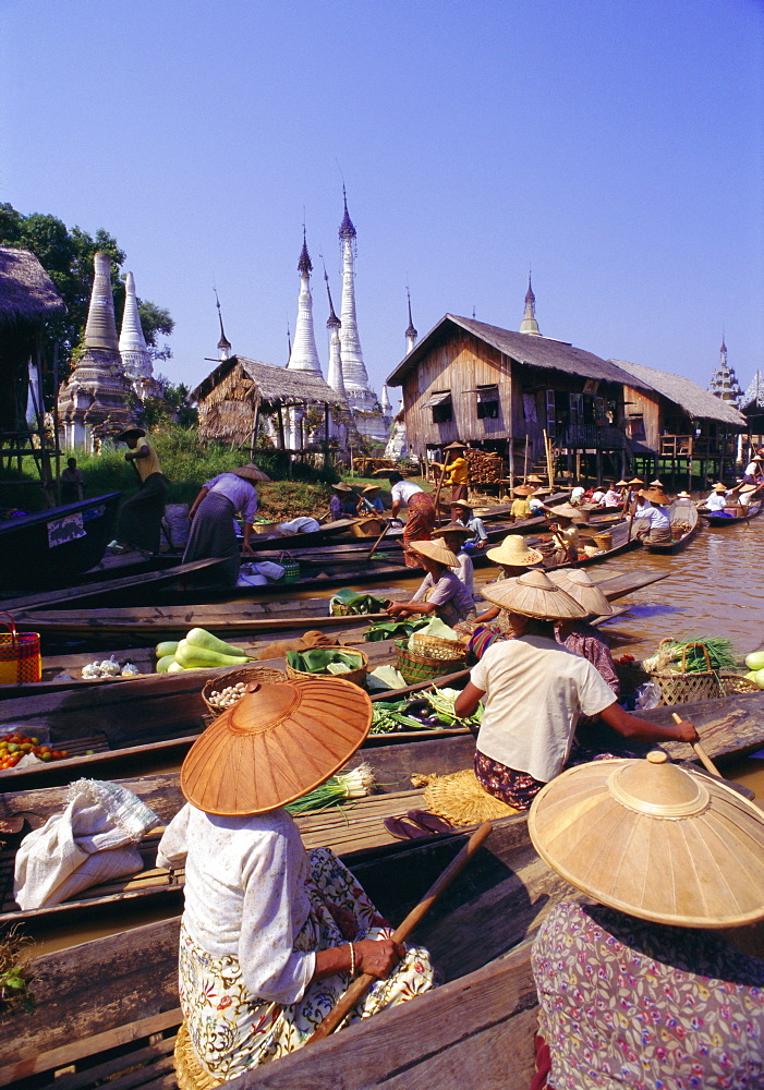 Women in boats selling vegetables, floating market on the lake, Inle Lake, Shan State, Myanmar (Burma), Asia