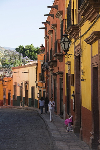 Street scene, San Miguel de Allende (San Miguel), Guanajuato State, Mexico, North America