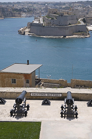 Cannon in Barracca Gardens, Fort St Angelo in Vittoriosa across the water, Valletta, Malta, Europe