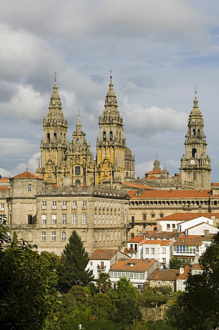 Santiago Cathedral with the Palace of Raxoi in foreground, UNESCO World Heritage Site, Santiago de Compostela, Galicia, Spain, Europe