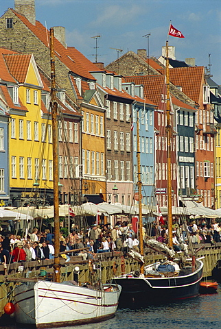 Busy restaurant area, Nyhavn, Copenhagen, Denmark, Scandinavia, Europe