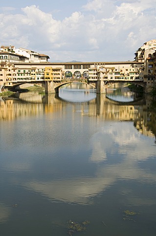 Ponte Vecchio, famous bridge over the Arno River, Florence (Firenze), Tuscany, Italy, Europe