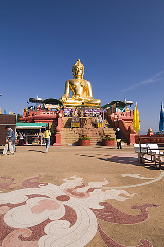 Huge golden Buddha on the banks of the Mekong River at Sop Ruak, Thailand, Southeast Asia, Asia