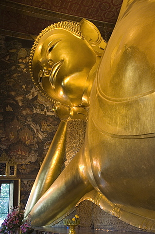 Reclining Buddha statue 150 feet long, Wat Pho (Wat Phra Chetuphon), Bangkok, Thailand, Southeast Asia, Asia