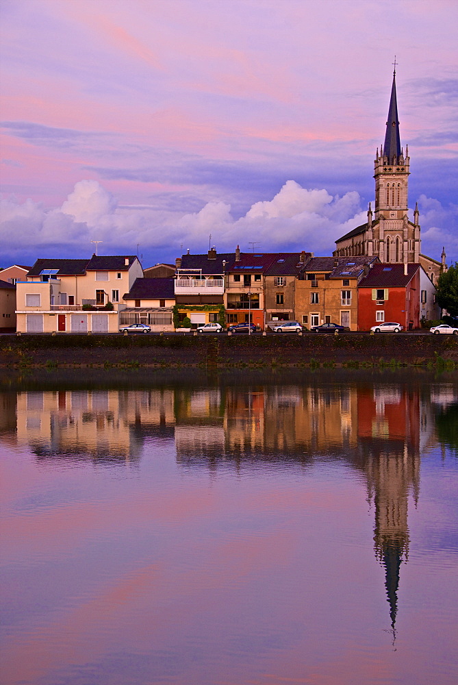 Yonne riverbanks, sunset, Auxerre, Yonne, Bourgogne (Burgundy), France, Europe