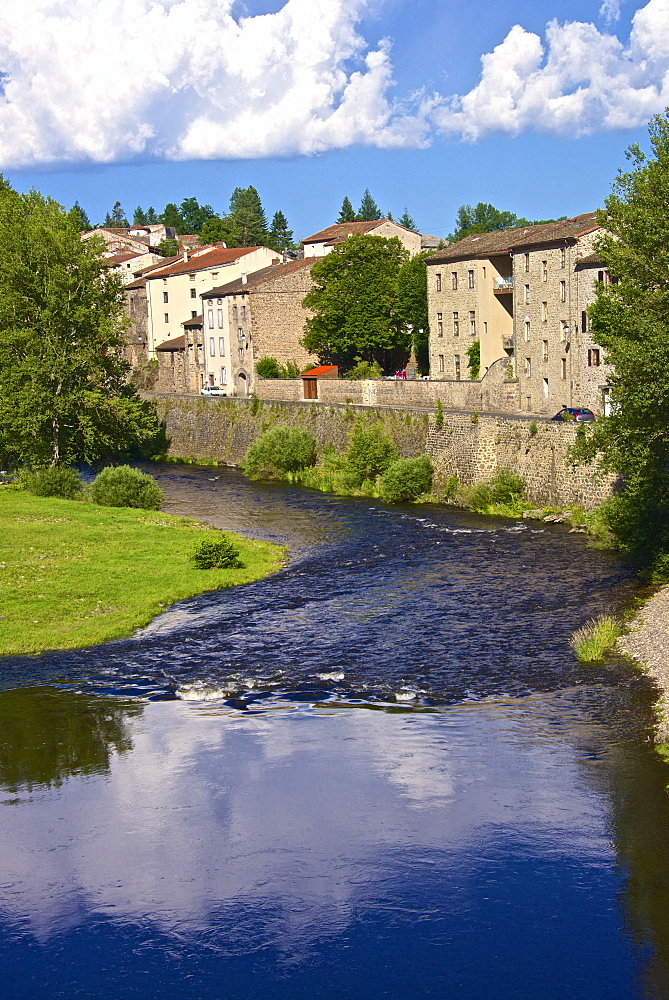 Medieval village and Allier River, Lavoute Chilhac, Auvergne, Haute Loire, France, Europe