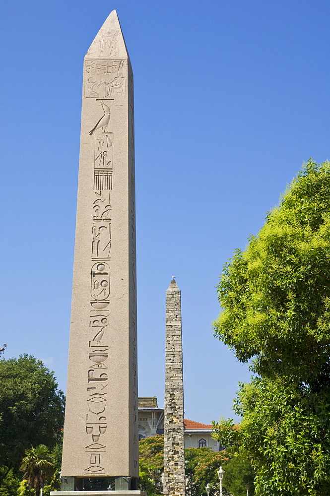 Egyptian Obelisk (Dikilitas) from Luxor and Serpentine Column (Yilani Sutun) from the temple of Apollo at Delphi in the Hippodrome (At Meydani), Sultanahmet, Istanbul, Turkey, Europe