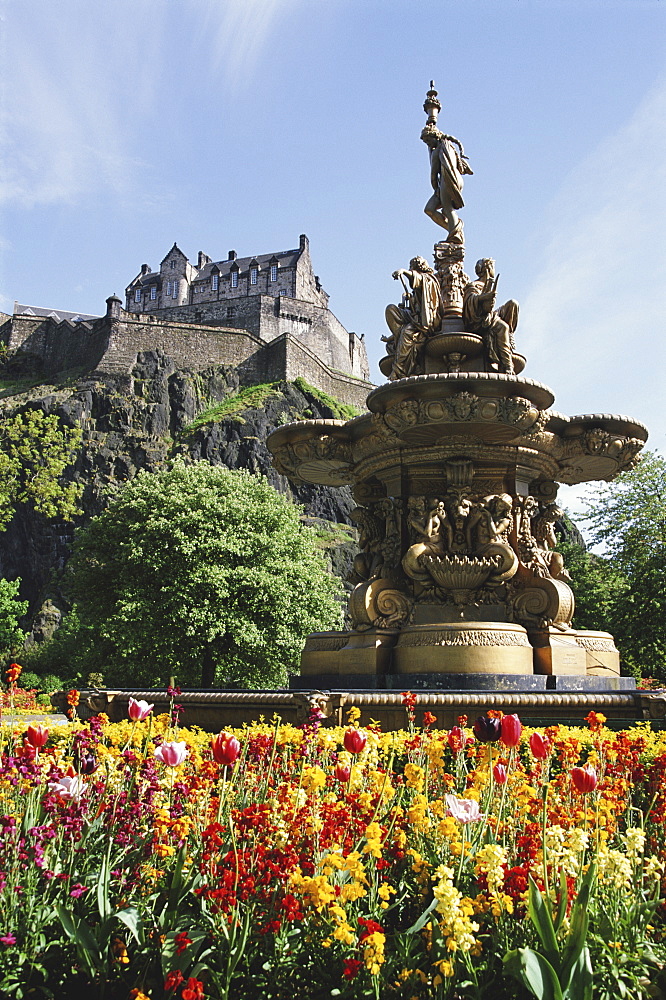 Scotland, Edinburgh, Castle by fountain in Princes Street Gardens