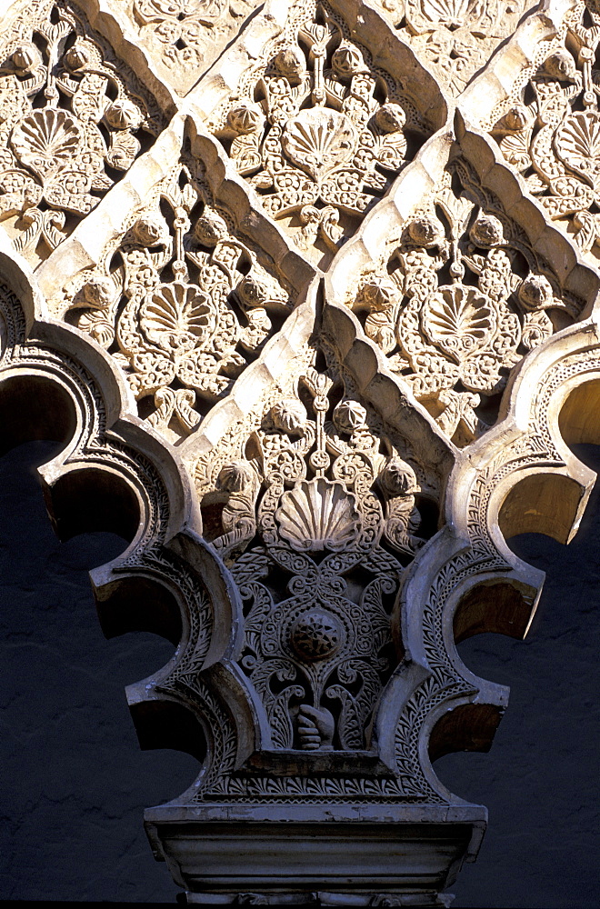 Spain, Andaloucia, Sevilla, Real Alcazar, The Almohade Style Rooms & Patios Built By Pedro The First From 1362, Detail Of Capital In Patio De Las Doncellas