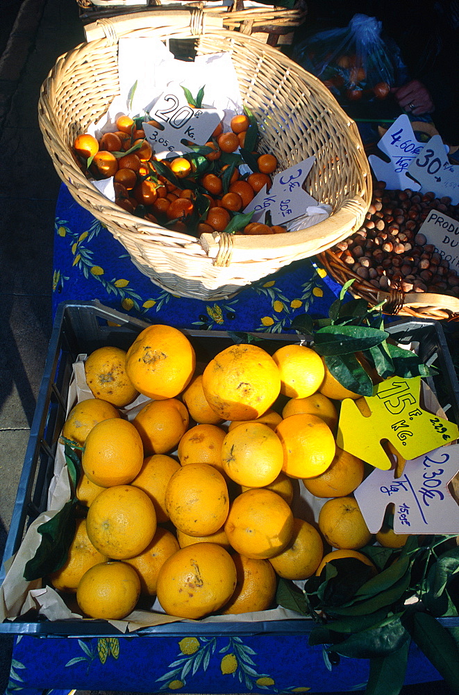 France, Provence Cote D'azur, Alpes Maritimes (06), Nice Market, Locally Grown Grapefruits & Mandarines