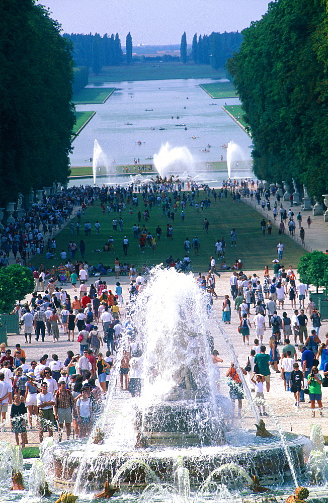 France, Paris, Versailles, The Castle And Gardens In Summer, Perspective On The Park During Water Works