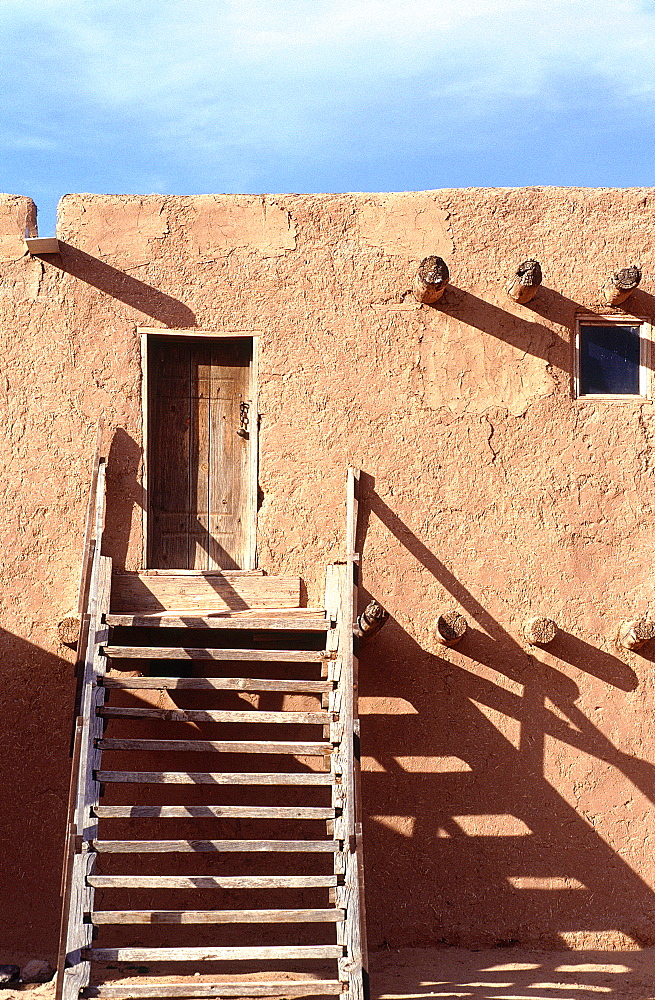 Usa, South West, New Mexico, Santa Fe, Traditional Pueblo Indian Adobe House With Wooden Stairs