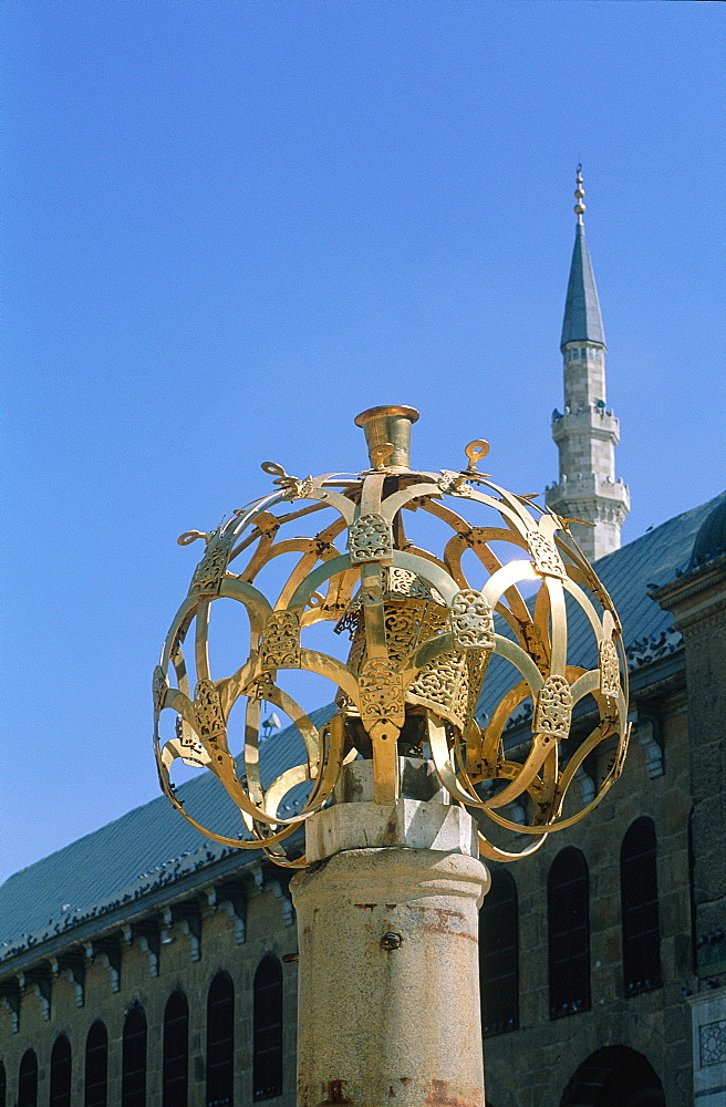 Syria, Damascus, The Omayyad Mosque By Khalif Walid The First And 12 000 Workers, The Site Was Occupied By A Temple Then A Church, Pilgrims From The Whole Islamic World Visit The Mausoleum Supposed To Contain The Prophet Yaya's Head (Alias St John The Baptist) Discovered In Viii Th Cent, Iranian Shiites Believe The Prophet Mahomet's Grandson Hussein's Head (Son Of Ali) Was Also Stored Here, Copper Spacelab In The Yard