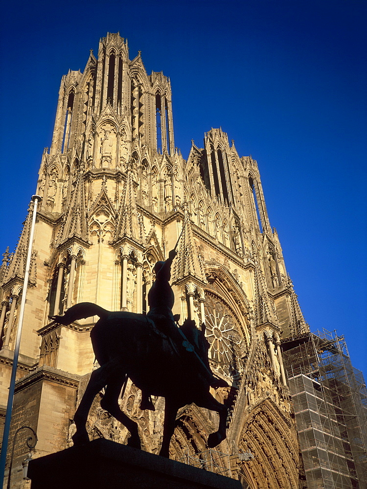 Reims Cathedral and Jeanne d'Arc (Joan of Arc) statue, UNESCO World Heritage Site, Haute Marne, France, Europe