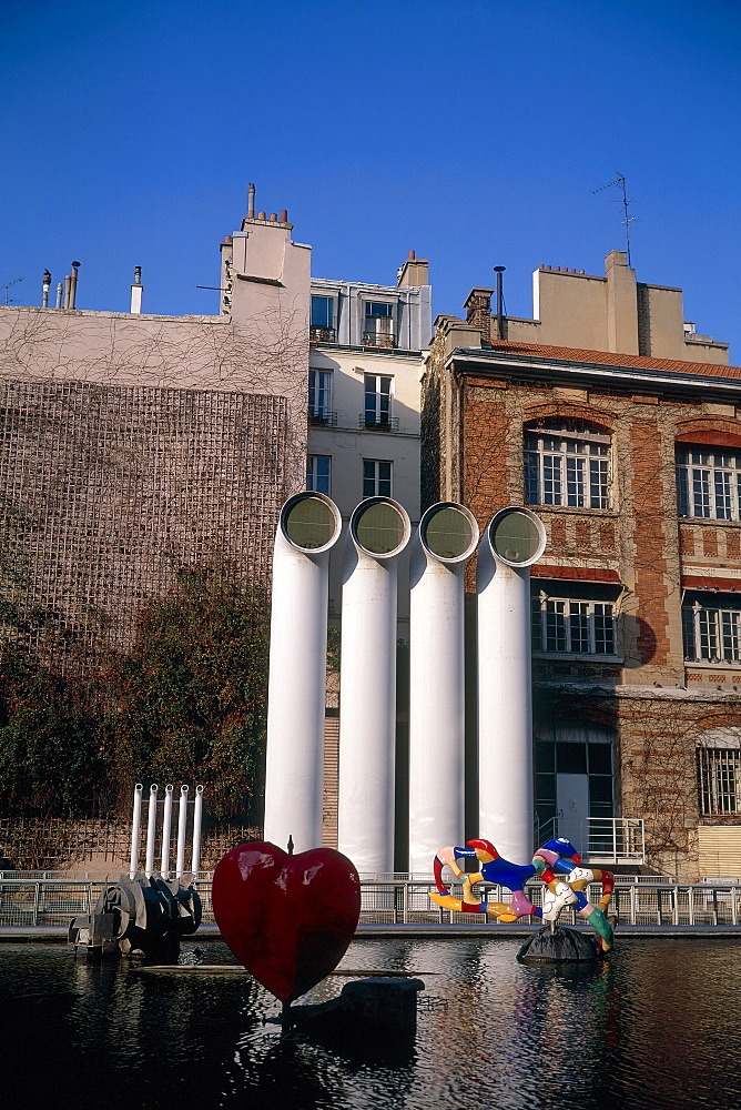 Basin with Nikki de Saint-Phalle sculptures and fountains, Place Beaubourg, Paris, France, Europe