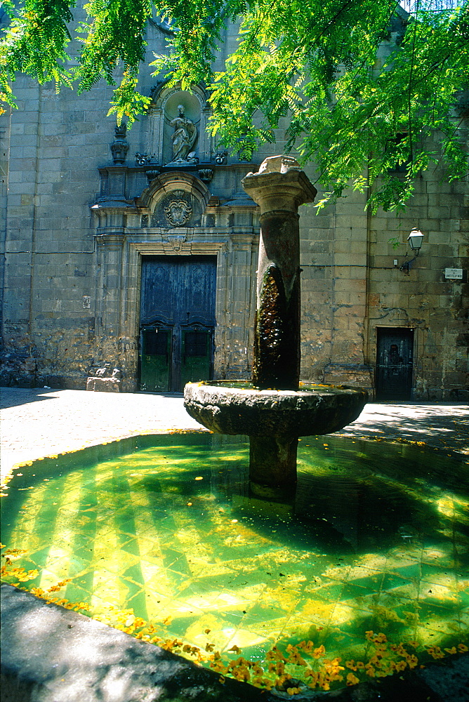 Spain, Catalonia, Barcelona, Barrio Gotico, Fountain On A Small Square