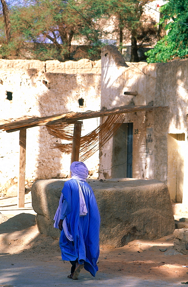 Algeria, Sahara, Tassili M'ajjer, Oasis Of Djanet, Tuareg Walking 