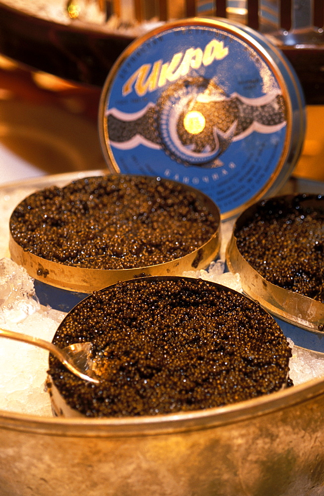 Russia, Saint Petersburg, Caviar Being Served In Luxury Restaurant, Close-Up 