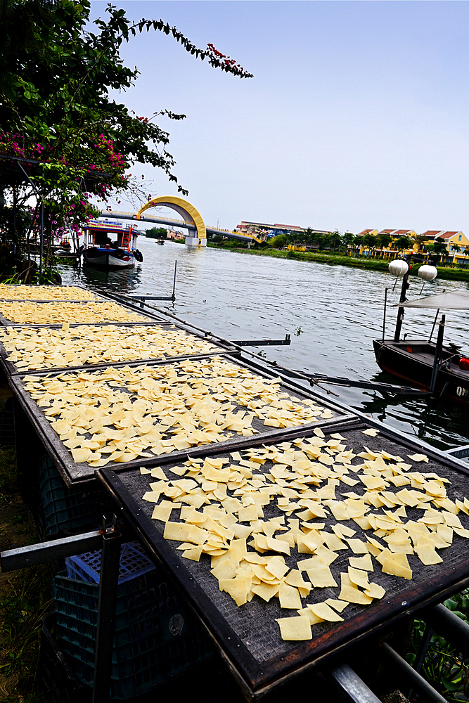 Drying Cau Lau noodles on Thu Ban River