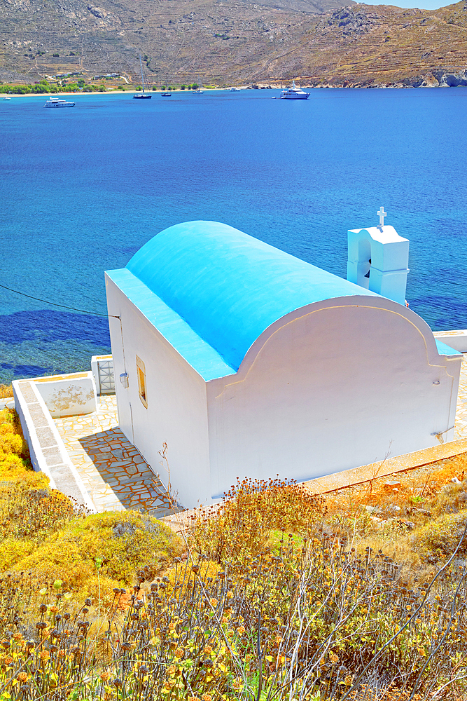 Orthodox chapel overlooking Koutalas Bay, Serifos Island, Cyclades, Greek Islands, Greece, Europe