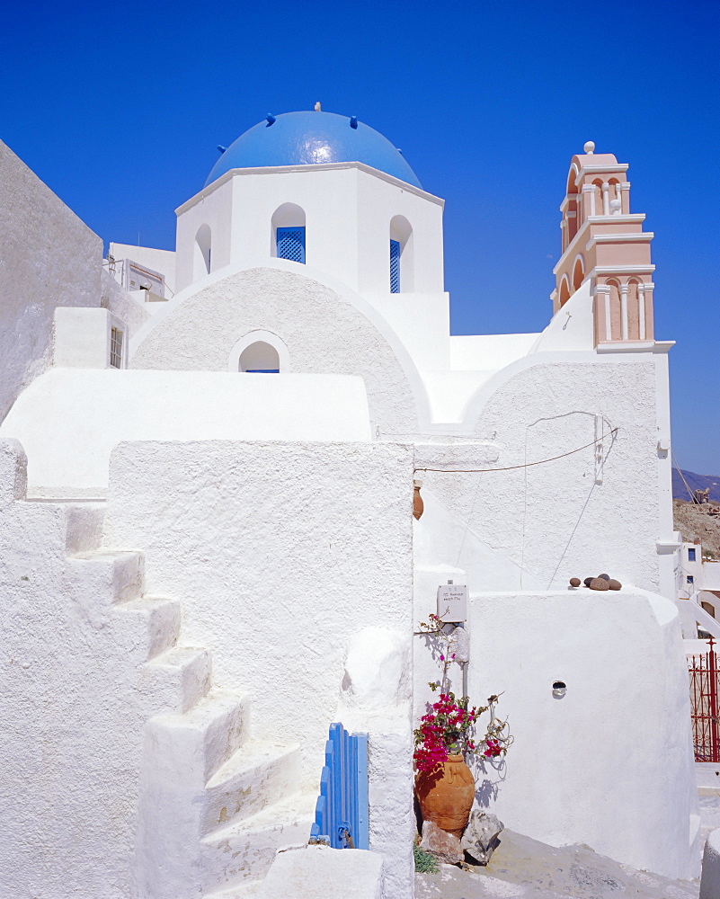 Traditional white house and church, Oia village, Santorini (Thira), Cyclades Islands, Greece