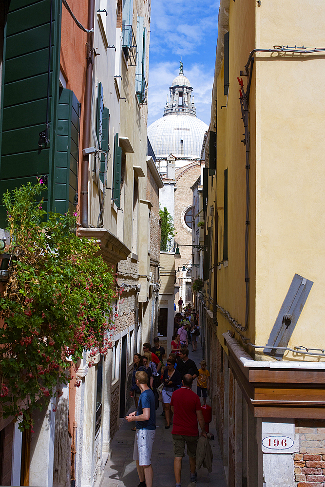 A narrow crowded alley leading to the Baroque-style Basilica de Santa Maria Della Salute (St. Mary of Health), consecrated in 1681, Venice, UNESCO World Heritage Site, Veneto, Italy, Europe