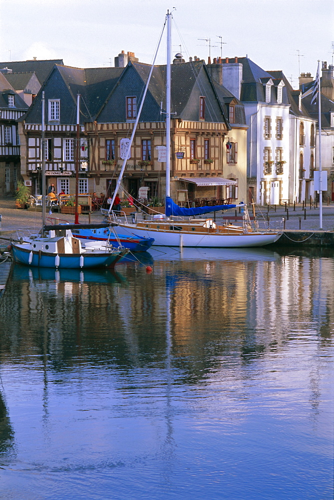 Waterfront and port area of Saint Goustan (St. Goustan), town of Auray, Golfe du Morbihan (Gulf of Morbihan), Brittany, France, Europe