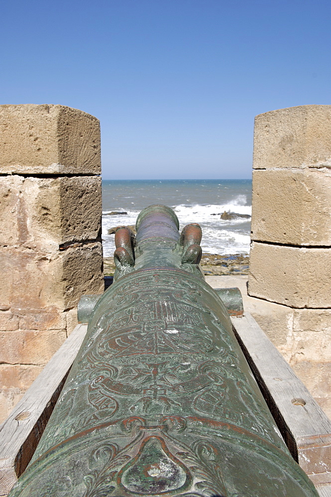 Old cannon, Skala of the Kasbah a mighty crenellated bastion, 300 metres in length, built on the cliffs to protect the city on its seaward side, Essaouira, historic city of Mogador, Morocco, North Africa, Africa