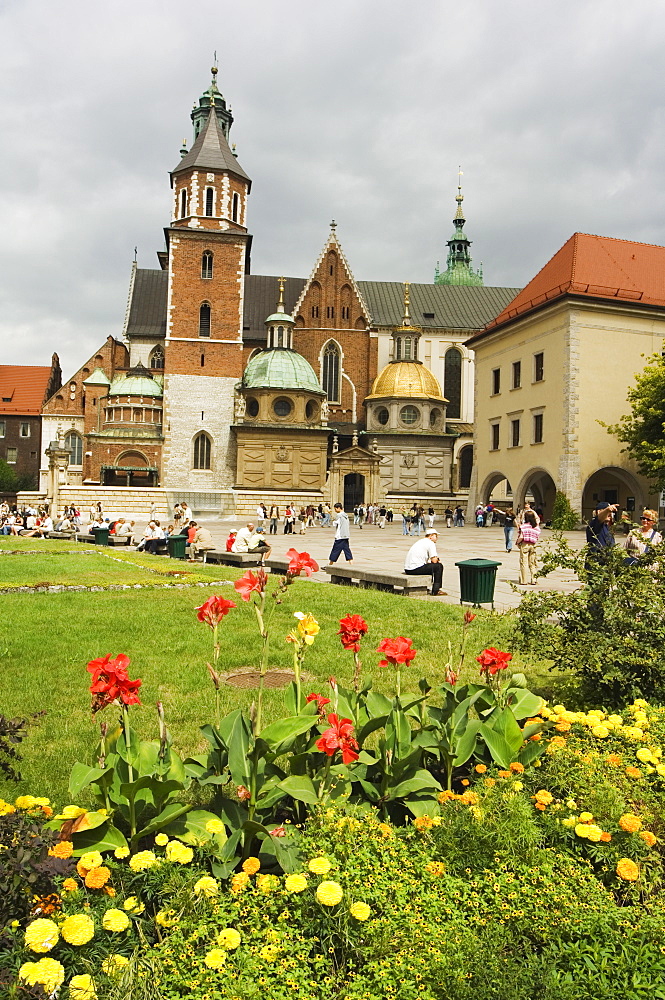 Flower garden and Wawel Cathedral dating from 14th century, Wawel Hill, Old Town, UNESCO World Heritage Site, Krakow (Cracow), Poland, Europe