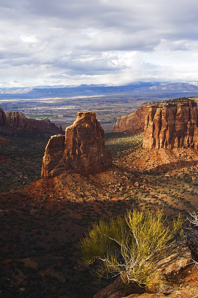 Plateau and canyon country rising 2000 feet above the Grand Valley of the Colorado River and part of the Great Colorado Plateau, Colorado National Monument, Colorado, United States of America, North America