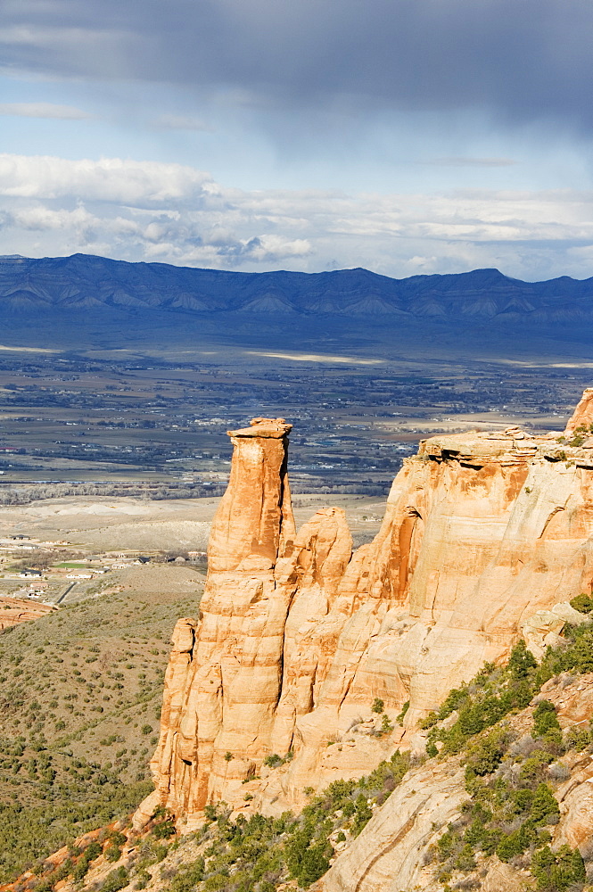 Plateau and canyon country rising 2000 feet above the Grand Valley of the Colorado River, part of the Great Colorado Plateau, Colorado National Monument, Colorado, United States of America, North America