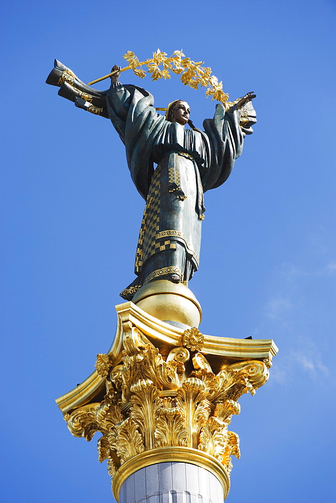 Symbol of Kiev statue, Maidan Nezalezhnosti (Independence Square), Kiev, Ukraine, Europe