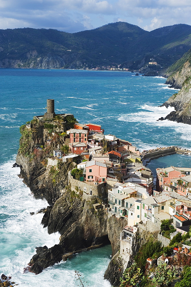 Clifftop village of Vernazza, Cinque Terre, UNESCO World Heritage Site, Liguria, Italy, Europe