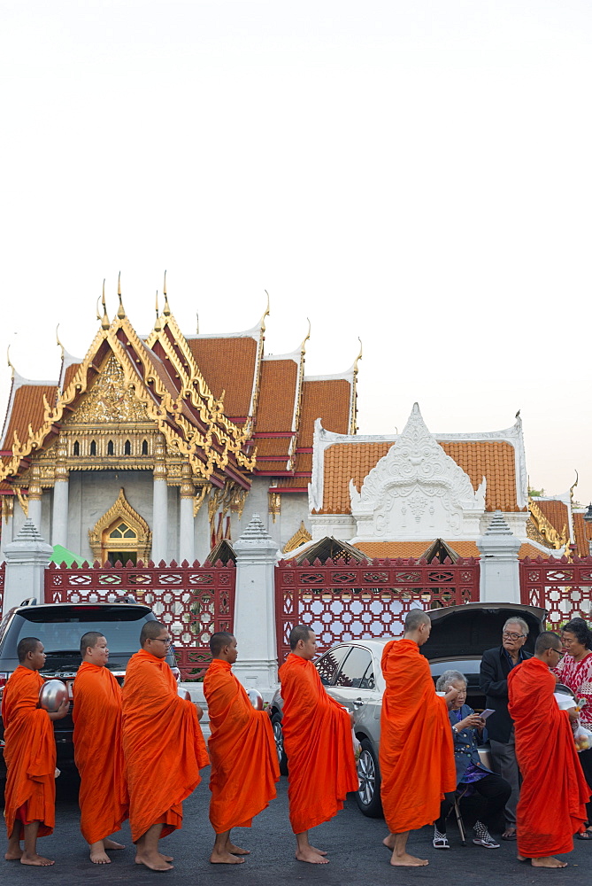 Monks collecting morning alms, The Marble Temple (Wat Benchamabophit), Bangkok, Thailand, Southeast Asia, Asia