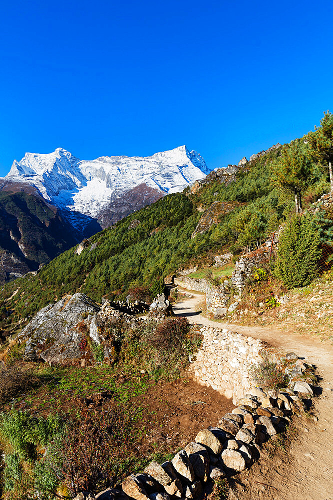 Everest base camp hiking trail, Sagarmatha National Park, UNESCO World Heritage Site, Khumbu Valley, Nepal, Himalayas, Asia